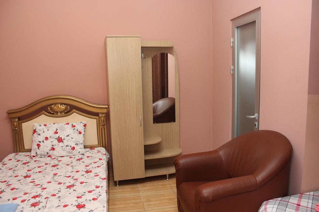 Maxim Mini Hotel Batumi Exterior photo
